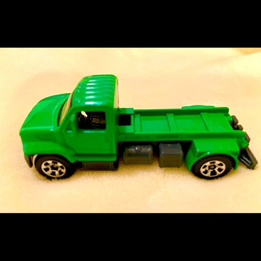 Matchbox MB695 2006 Green Utility Truck Die Cast.
